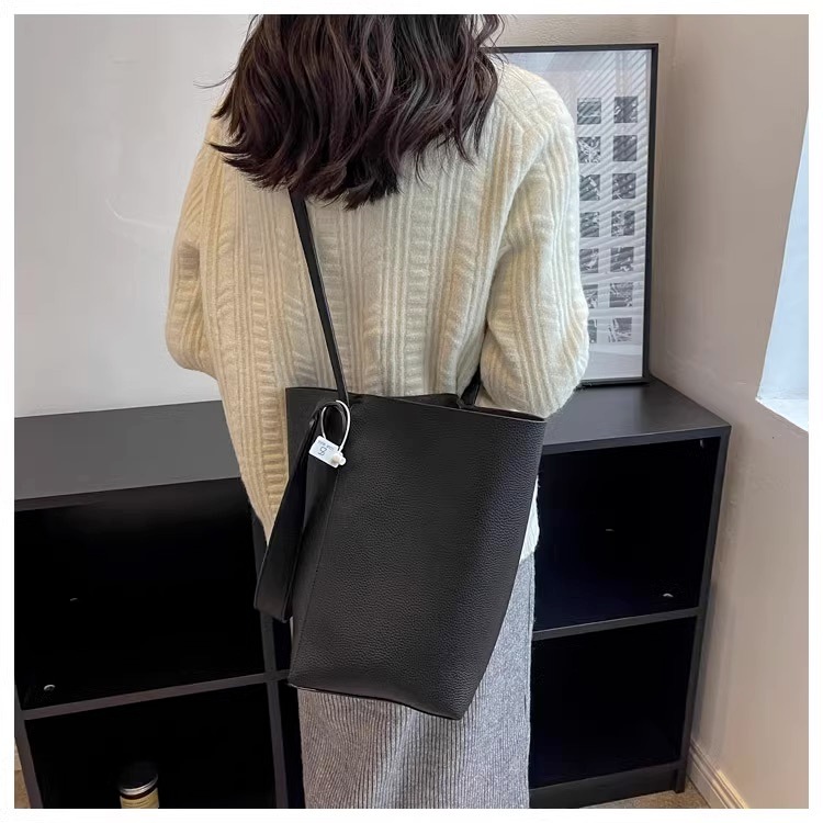 バッグ バック カバン かばん 鞄 bag ショルダーバッグ ショルダーバック 肩がけバック 肩掛けバック バケツ型 チャーム きれいめ シンプル 上品 おしゃれ お洒落 かっこいい こなれ感 無地
