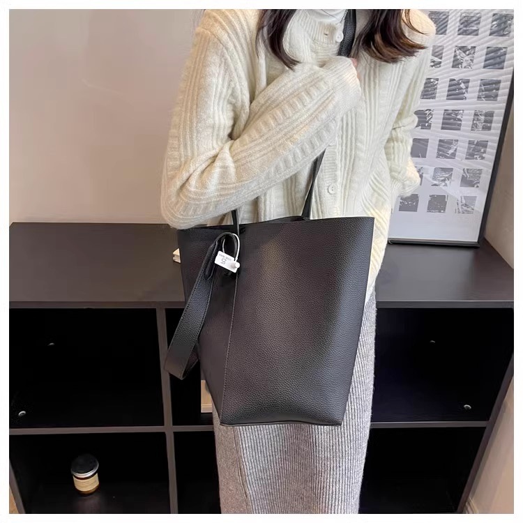 バッグ バック カバン かばん 鞄 bag ショルダーバッグ ショルダーバック 肩がけバック 肩掛けバック バケツ型 チャーム きれいめ シンプル 上品 おしゃれ お洒落 かっこいい こなれ感 無地