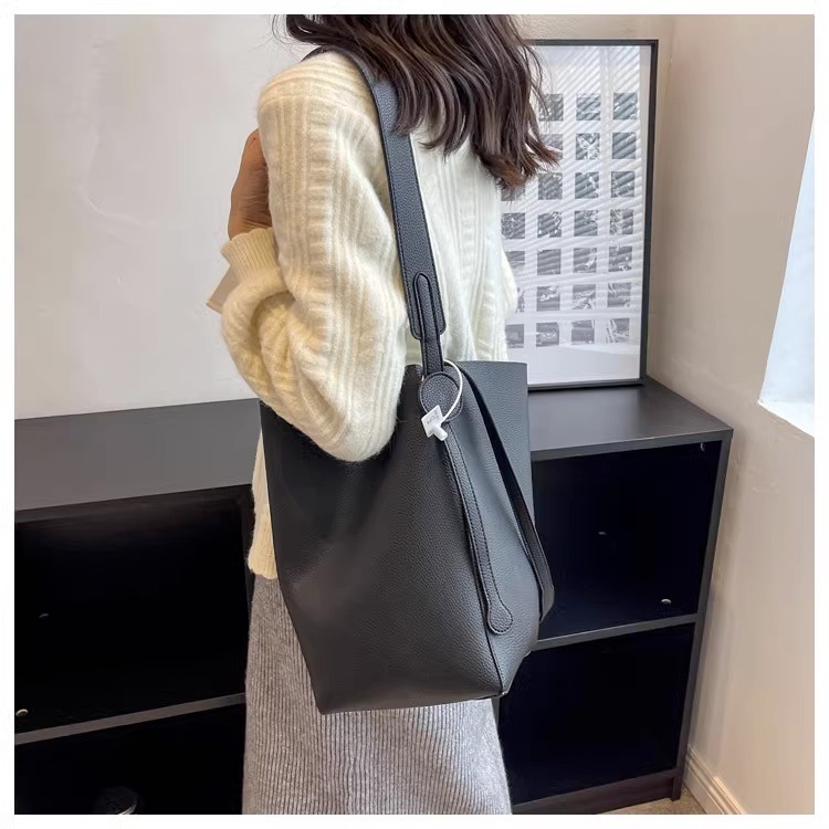 バッグ バック カバン かばん 鞄 bag ショルダーバッグ ショルダーバック 肩がけバック 肩掛けバック バケツ型 チャーム きれいめ シンプル 上品 おしゃれ お洒落 かっこいい こなれ感 無地