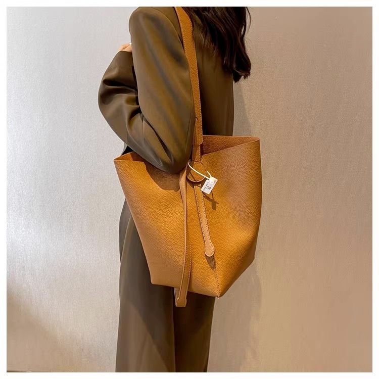 バッグ バック カバン かばん 鞄 bag ショルダーバッグ ショルダーバック 肩がけバック 肩掛けバック バケツ型 チャーム きれいめ シンプル 上品 おしゃれ お洒落 かっこいい こなれ感 無地