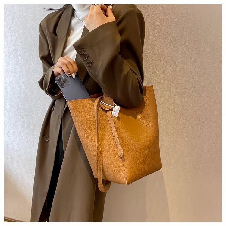 バッグ バック カバン かばん 鞄 bag ショルダーバッグ ショルダーバック 肩がけバック 肩掛けバック バケツ型 チャーム きれいめ シンプル 上品 おしゃれ お洒落 かっこいい こなれ感 無地