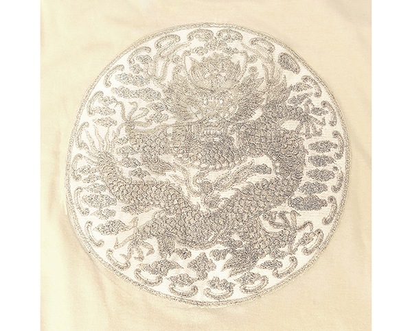 ロイヤルローブデザインのアイボリーTシャツ