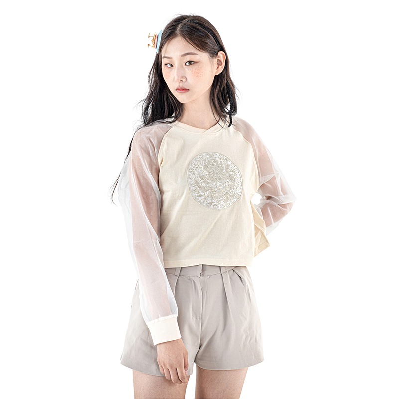 ロイヤルローブデザインのアイボリーTシャツ