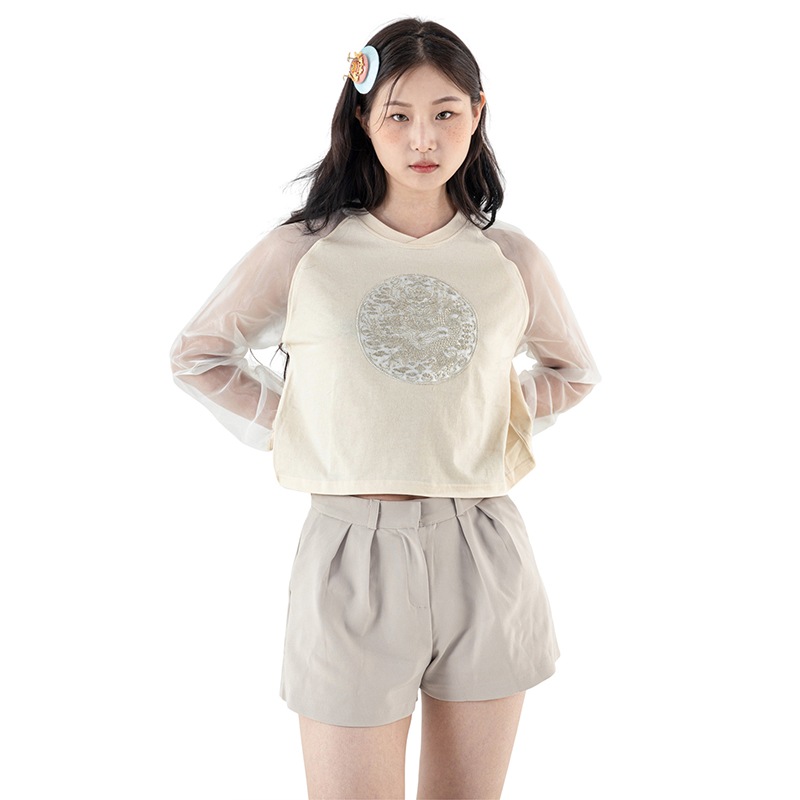 ロイヤルローブデザインのアイボリーTシャツ