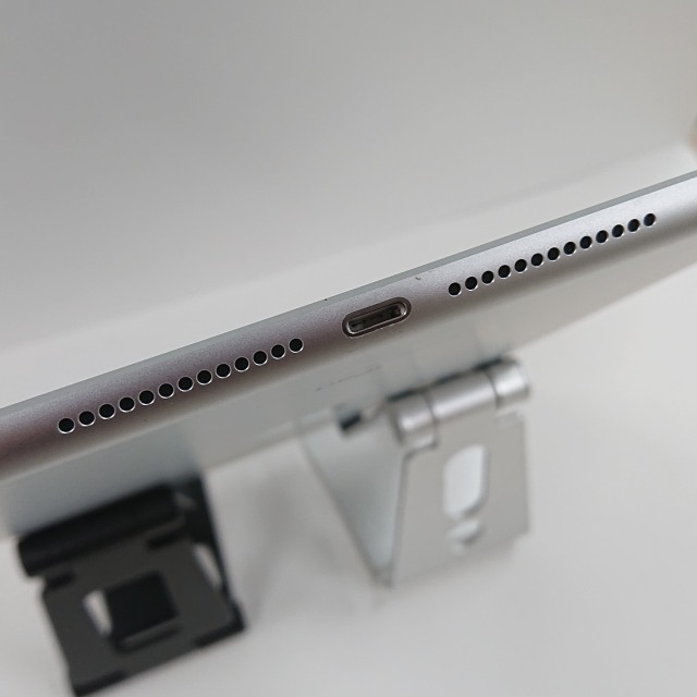 iPad 第6世代 Wi-Fi + Cellular 128GB docomo シルバー 送料無料 本体 c07577 【中古】