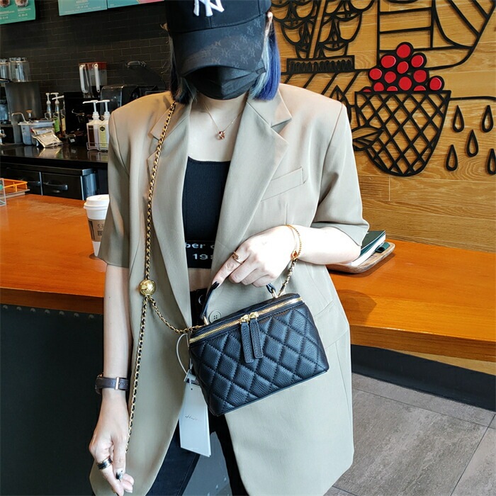 本革 ショルダーバッグ レディース 斜め掛け 小さめ 軽量 レザー バニティバッグ チェーンバッグ 2way ハンドバッグ 小さめ ミニバッグ 軽い ファスナー付き キルティング バッグ ミニショル 本革 ショルダーバッグ レディース 斜め掛け 小さめ 軽量 レザー バニティバッグ チェーンバッグ 2way ハンドバッグ 小さめ ミニバッグ 軽い ファスナー付き キルティング バッグ ミニショル