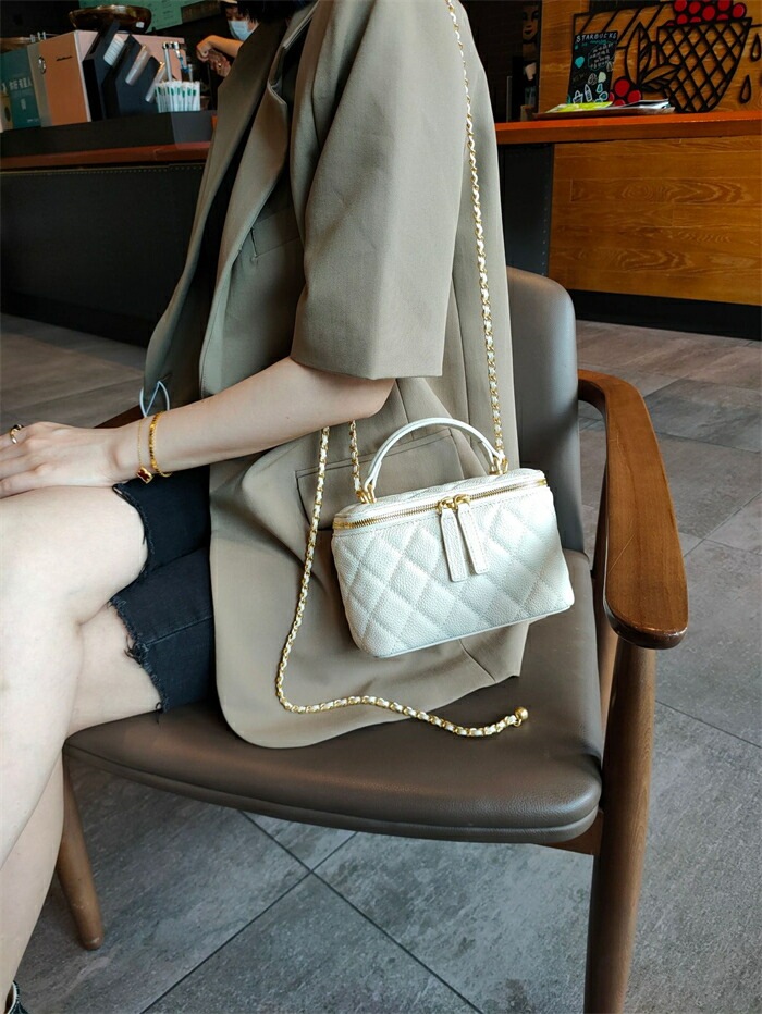 本革 ショルダーバッグ レディース 斜め掛け 小さめ 軽量 レザー バニティバッグ チェーンバッグ 2way ハンドバッグ 小さめ ミニバッグ 軽い ファスナー付き キルティング バッグ ミニショル 本革 ショルダーバッグ レディース 斜め掛け 小さめ 軽量 レザー バニティバッグ チェーンバッグ 2way ハンドバッグ 小さめ ミニバッグ 軽い ファスナー付き キルティング バッグ ミニショル