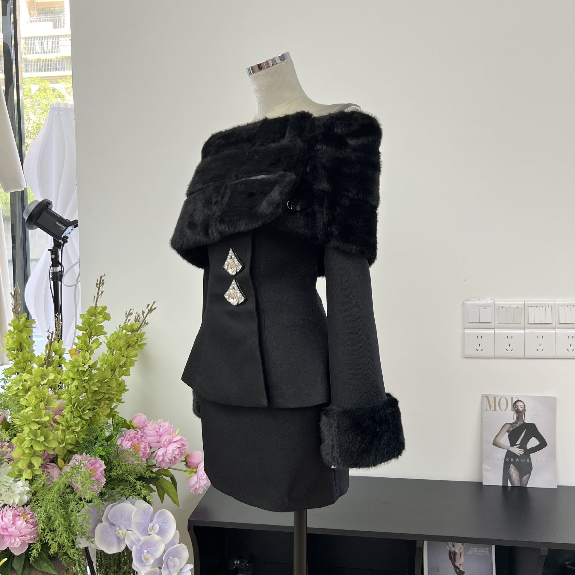 秋のファッションの端正な毛の襟のマントの肩は腰のラッパの長袖の名媛の上着を収めて尻の半分のスカートを包みます 秋のファッションの端正な毛の襟のマントの肩は腰のラッパの長袖の名媛の上着を収めて尻の半分のスカートを包みます