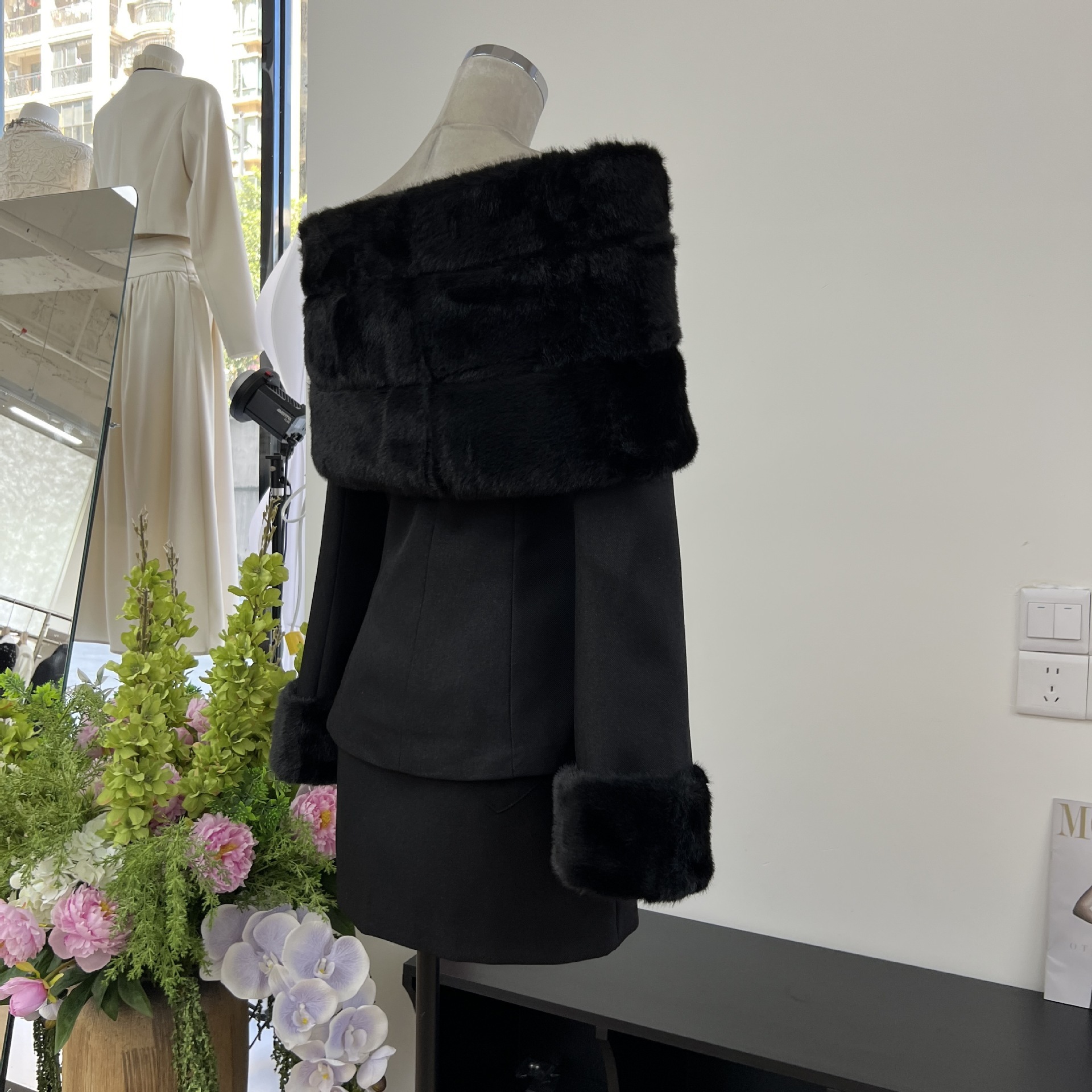 秋のファッションの端正な毛の襟のマントの肩は腰のラッパの長袖の名媛の上着を収めて尻の半分のスカートを包みます 秋のファッションの端正な毛の襟のマントの肩は腰のラッパの長袖の名媛の上着を収めて尻の半分のスカートを包みます