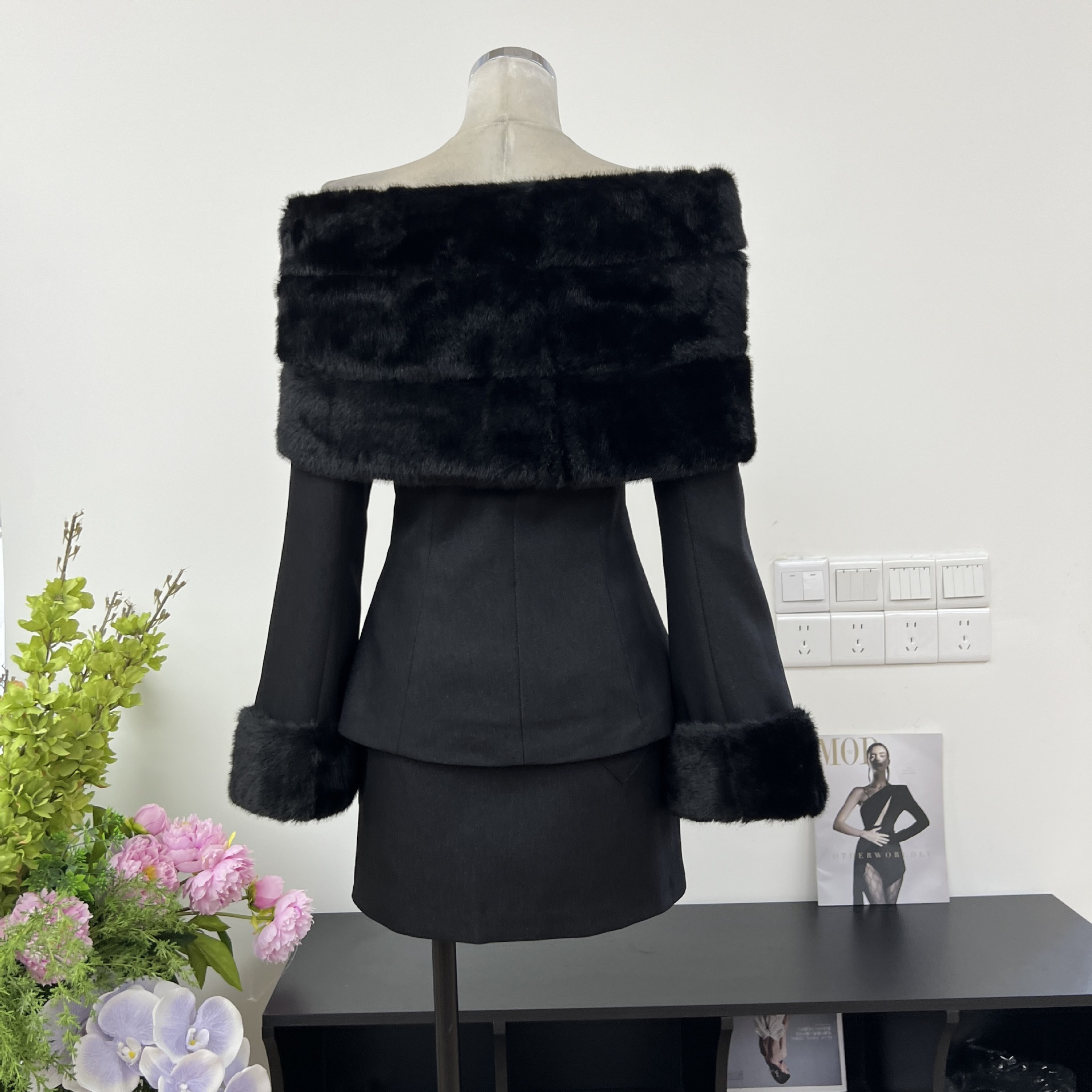 秋のファッションの端正な毛の襟のマントの肩は腰のラッパの長袖の名媛の上着を収めて尻の半分のスカートを包みます 秋のファッションの端正な毛の襟のマントの肩は腰のラッパの長袖の名媛の上着を収めて尻の半分のスカートを包みます