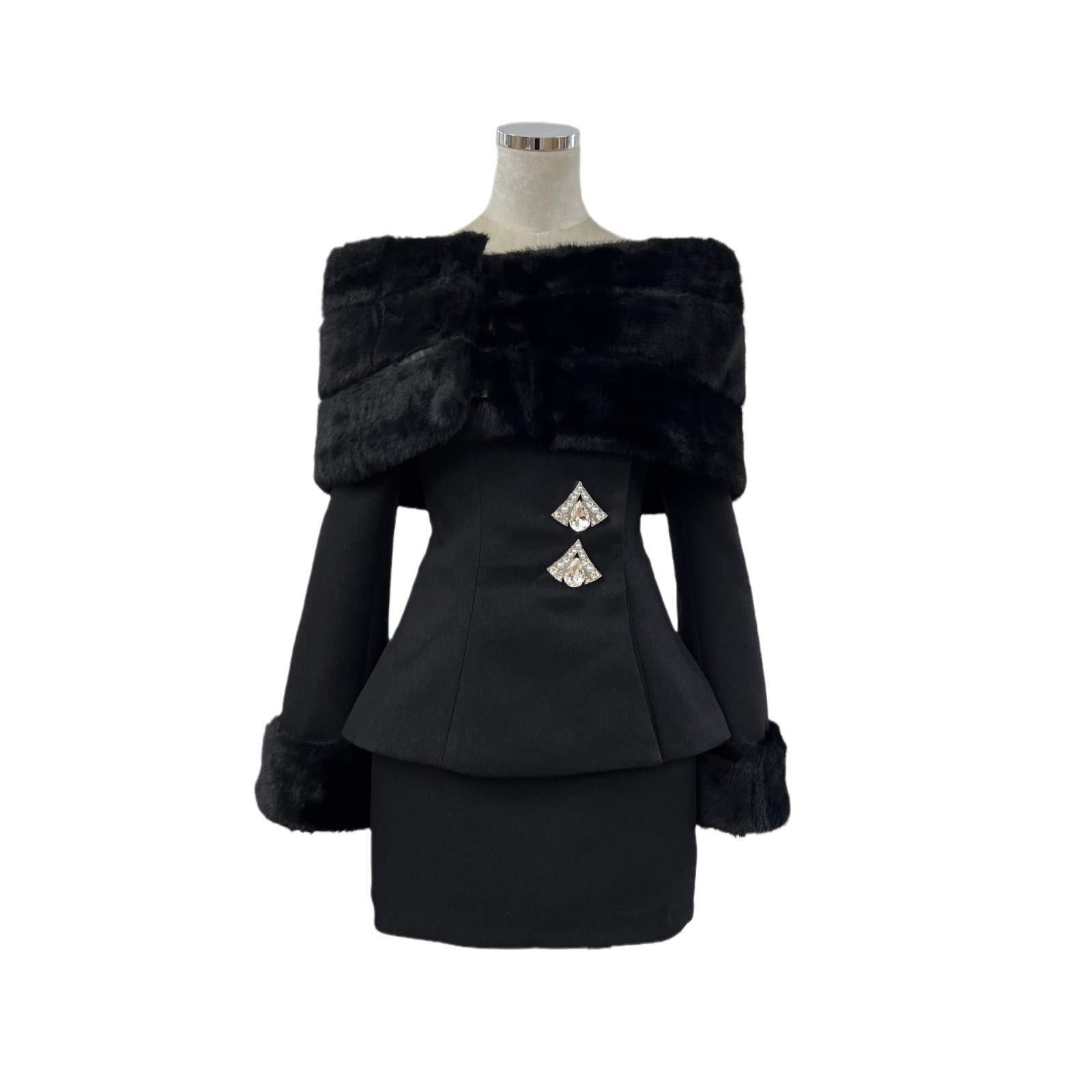 秋のファッションの端正な毛の襟のマントの肩は腰のラッパの長袖の名媛の上着を収めて尻の半分のスカートを包みます 秋のファッションの端正な毛の襟のマントの肩は腰のラッパの長袖の名媛の上着を収めて尻の半分のスカートを包みます