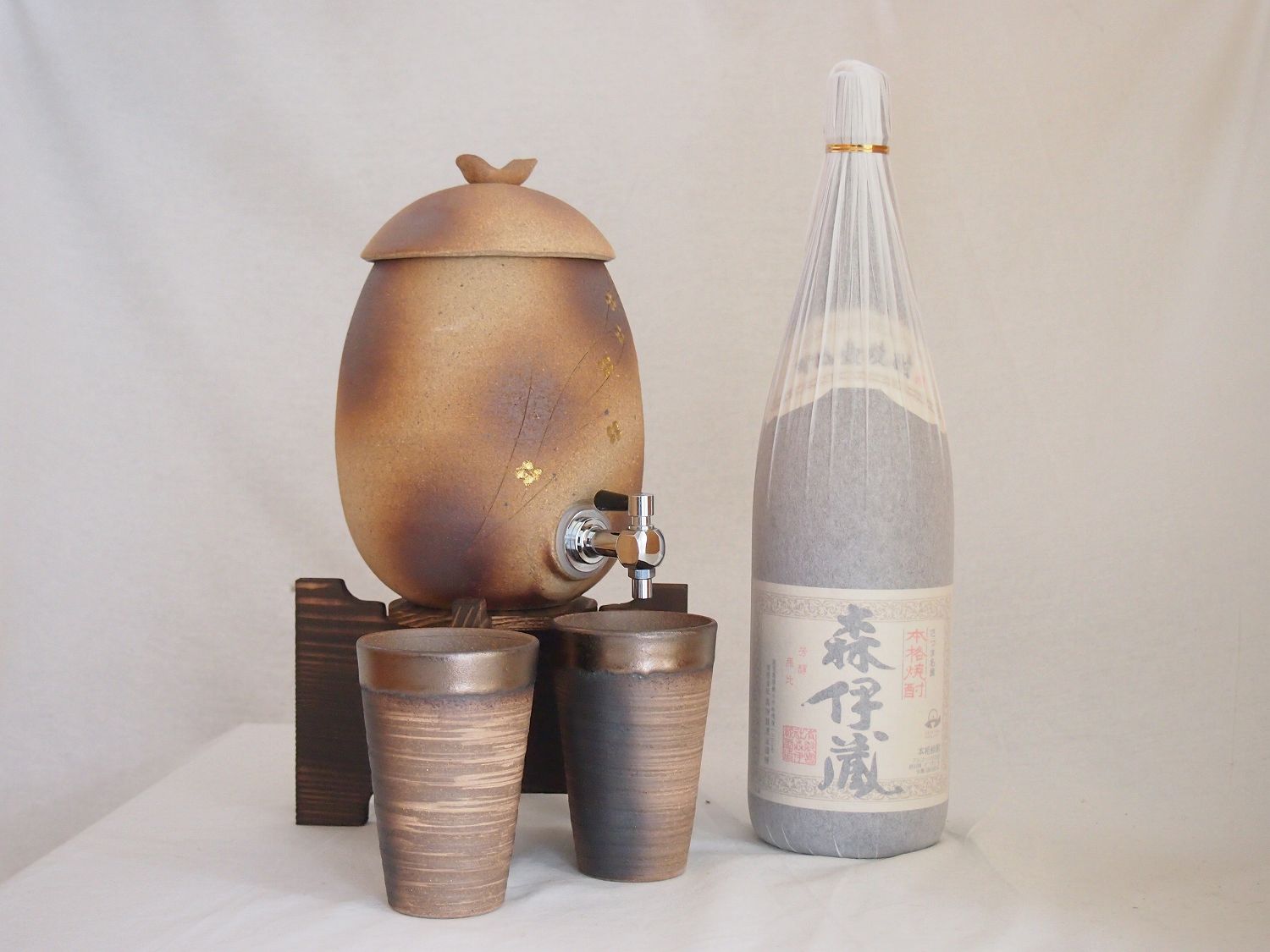 信楽焼明山窯　焼酎サーバー　火色金小紋　2200ｃｃ(滋賀県)+萬古焼備前金彩焼酎ペアカップ(三