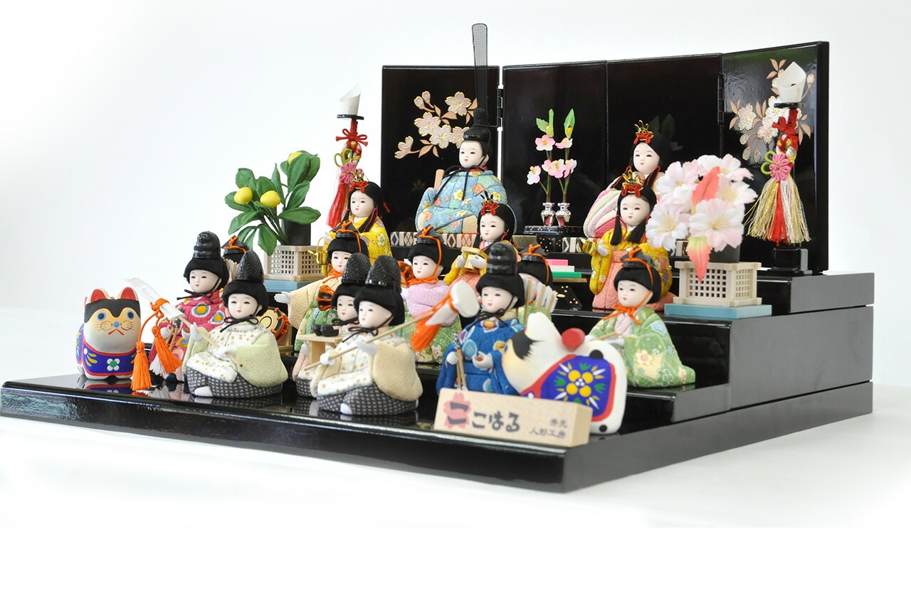 雛人形 ひな人形 お雛様 おひなさま かわいい 手作り 2025年 新作 秀光 限定品 送料無料 コンパクトミニ 初節句 ひな祭り 木目込み 段 十五人 15人 ここはる 心春 男雛 女雛 狛犬 こま 雛人形 ひな人形 お雛様 おひなさま かわいい 手作り 2025年 新作 秀光 限定品 送料無料 コンパクトミニ 初節句 ひな祭り 木目込み 段 十五人 15人 ここはる 心春 男雛 女雛 狛犬 こま
