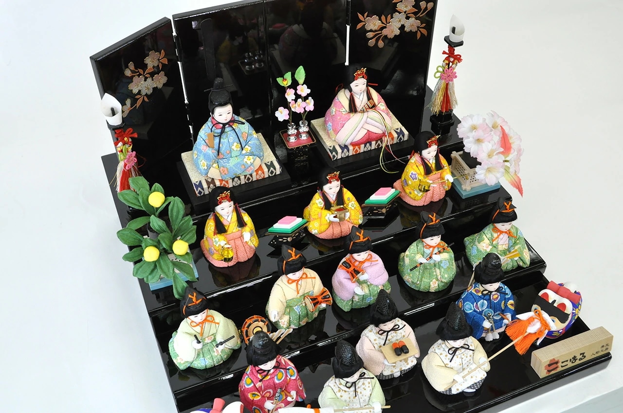 雛人形 ひな人形 お雛様 おひなさま かわいい 手作り 2025年 新作 秀光 限定品 送料無料 コンパクトミニ 初節句 ひな祭り 木目込み 段 十五人 15人 ここはる 心春 男雛 女雛 狛犬 こま 雛人形 ひな人形 お雛様 おひなさま かわいい 手作り 2025年 新作 秀光 限定品 送料無料 コンパクトミニ 初節句 ひな祭り 木目込み 段 十五人 15人 ここはる 心春 男雛 女雛 狛犬 こま