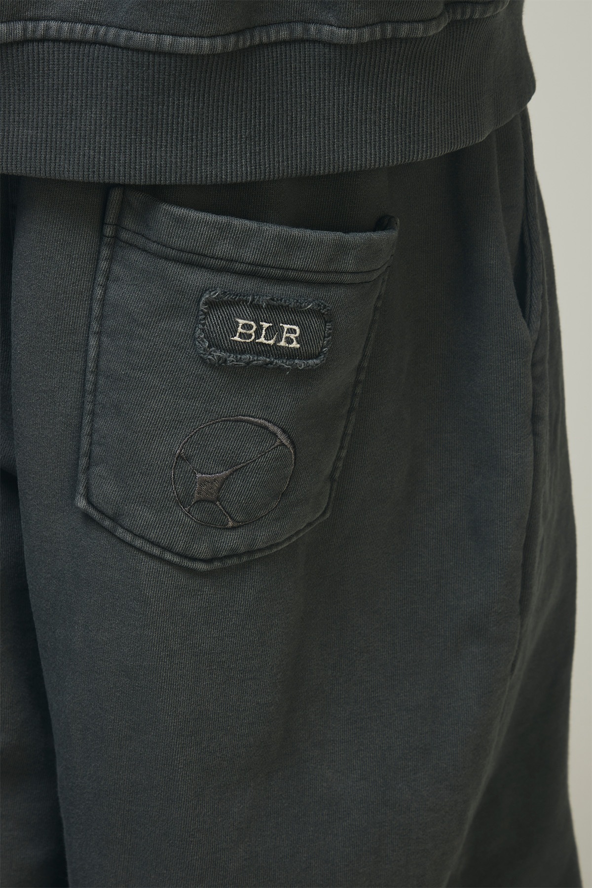 【BLR】Dyed Circle Logo Over-fit Armor Sweat Pants BLR BLUER】Dyed Circle Logo Over-fit Armor Sweat Pants | OUR