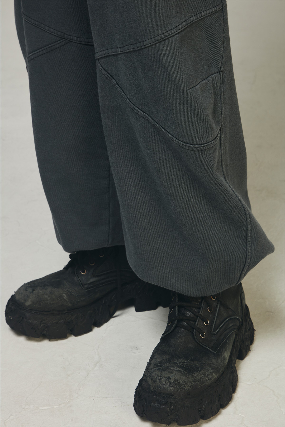【BLR】Dyed Circle Logo Over-fit Armor Sweat Pants BLR BLUER】Dyed Circle Logo Over-fit Armor Sweat Pants | OUR