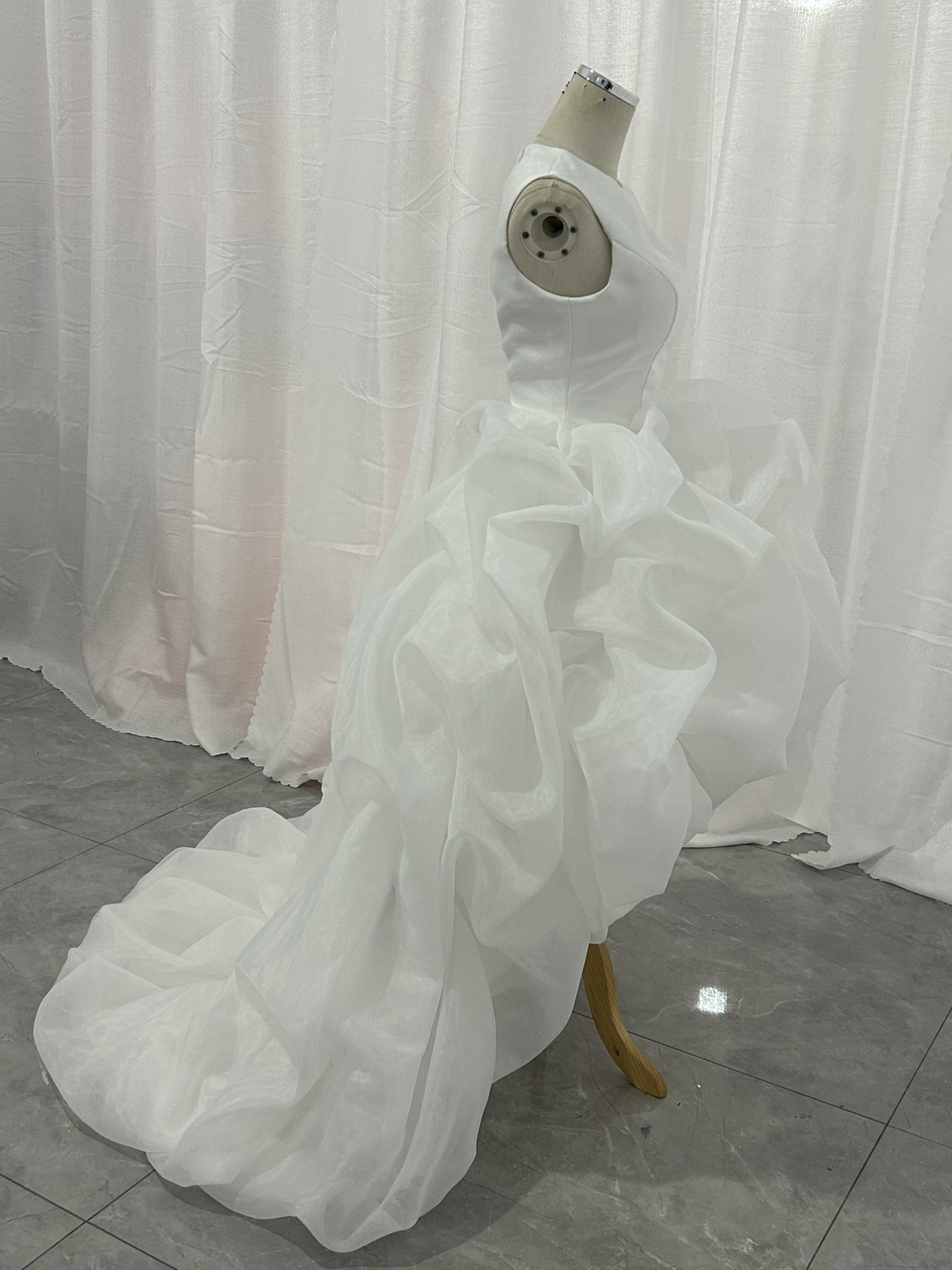 ウエディングドレス オフホワイト ラウンドネック ノースリーブ アシンメトリードレス フィッシュテール 前撮り ウエディングドレス オフホワイト ラウンドネック ノースリーブ アシンメトリードレス フィッシュテール 前撮り