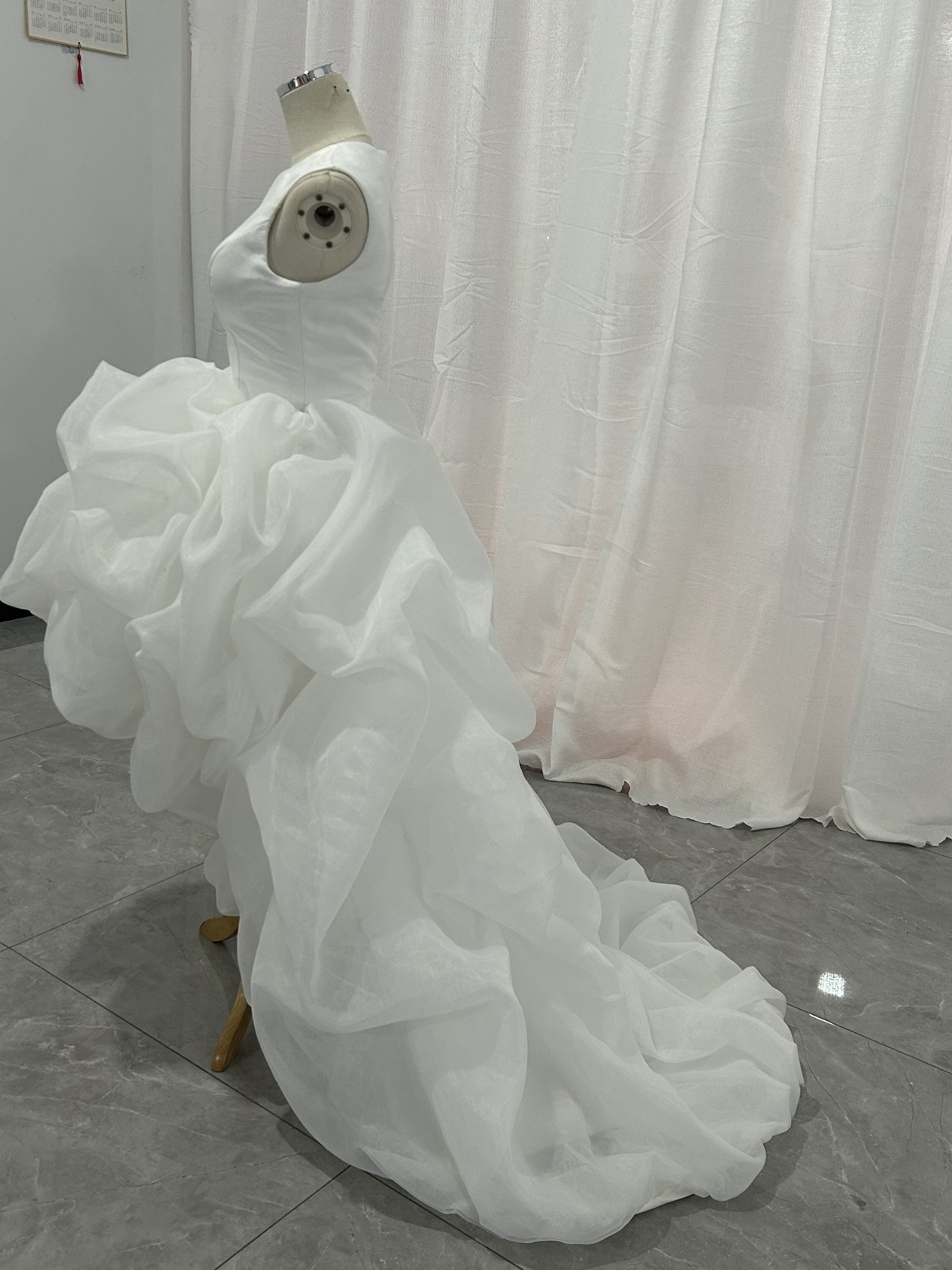 ウエディングドレス オフホワイト ラウンドネック ノースリーブ アシンメトリードレス フィッシュテール 前撮り ウエディングドレス オフホワイト ラウンドネック ノースリーブ アシンメトリードレス フィッシュテール 前撮り