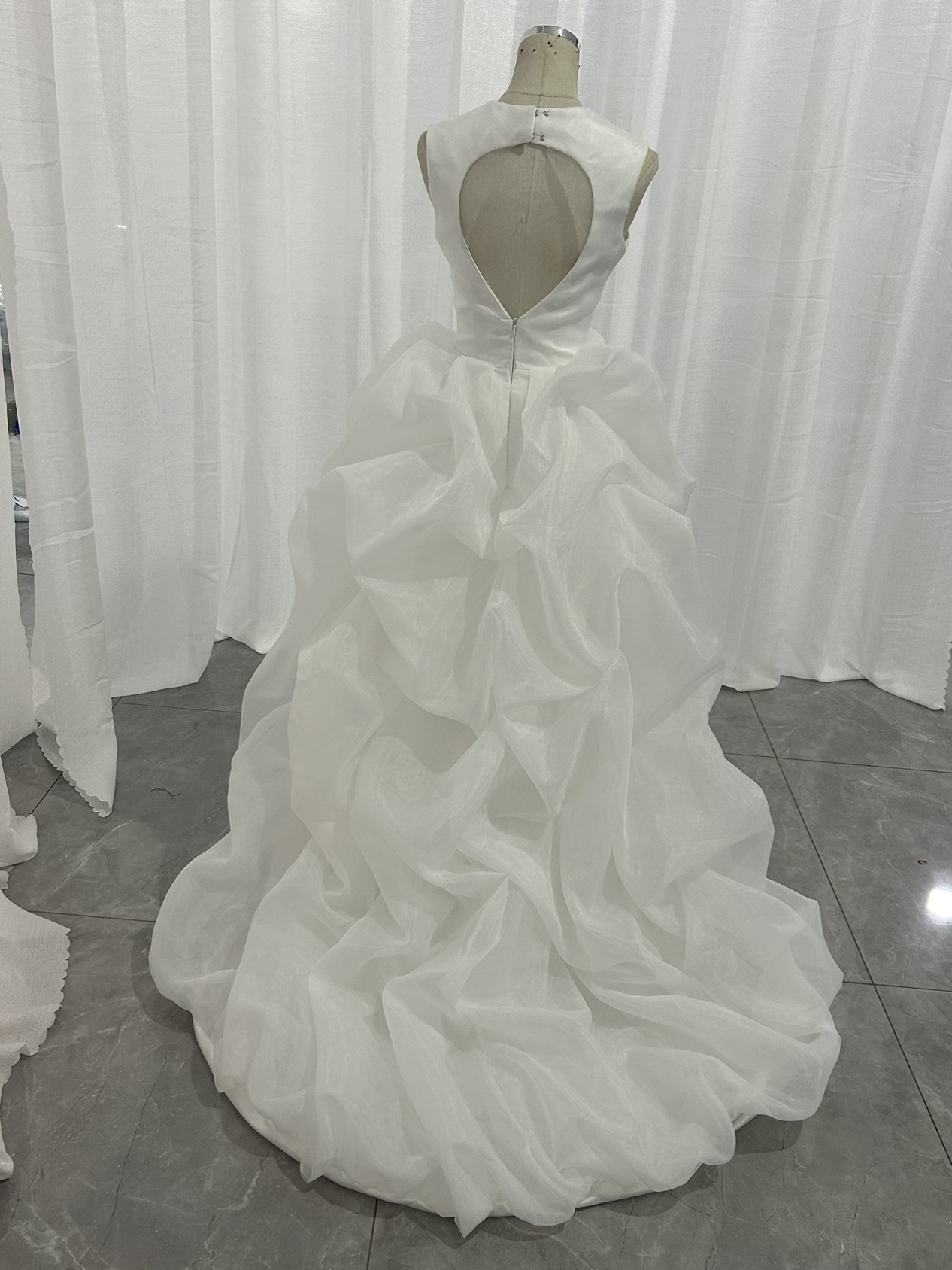 ウエディングドレス オフホワイト ラウンドネック ノースリーブ アシンメトリードレス フィッシュテール 前撮り ウエディングドレス オフホワイト ラウンドネック ノースリーブ アシンメトリードレス フィッシュテール 前撮り