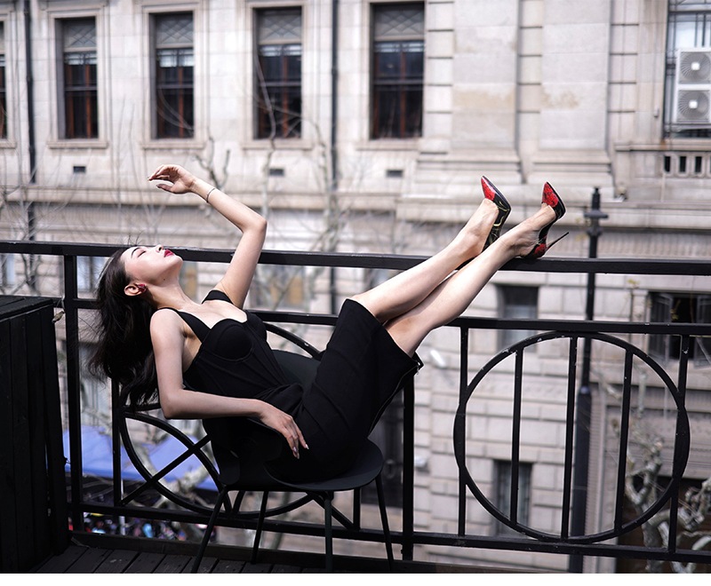 ブラック スリング バッグ ヒップ ドレス 秋 ニッチ デザイン セクシー 薄い ベース スカート ブラック ホワイト XS S M L ワンピース 膝丈 ひざ丈 かわいい 大人可愛い きれいめ