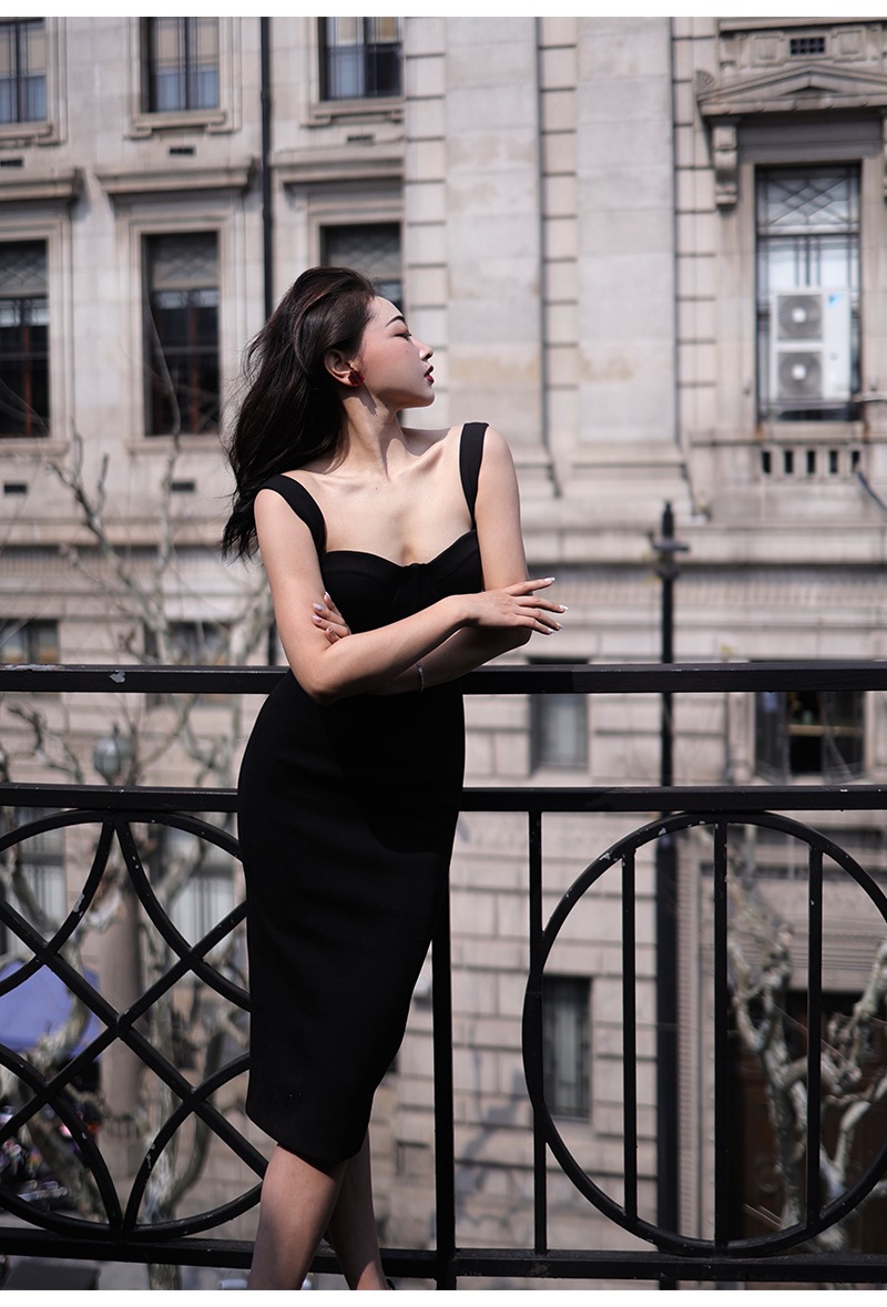 ブラック スリング バッグ ヒップ ドレス 秋 ニッチ デザイン セクシー 薄い ベース スカート ブラック ホワイト XS S M L ワンピース 膝丈 ひざ丈 かわいい 大人可愛い きれいめ