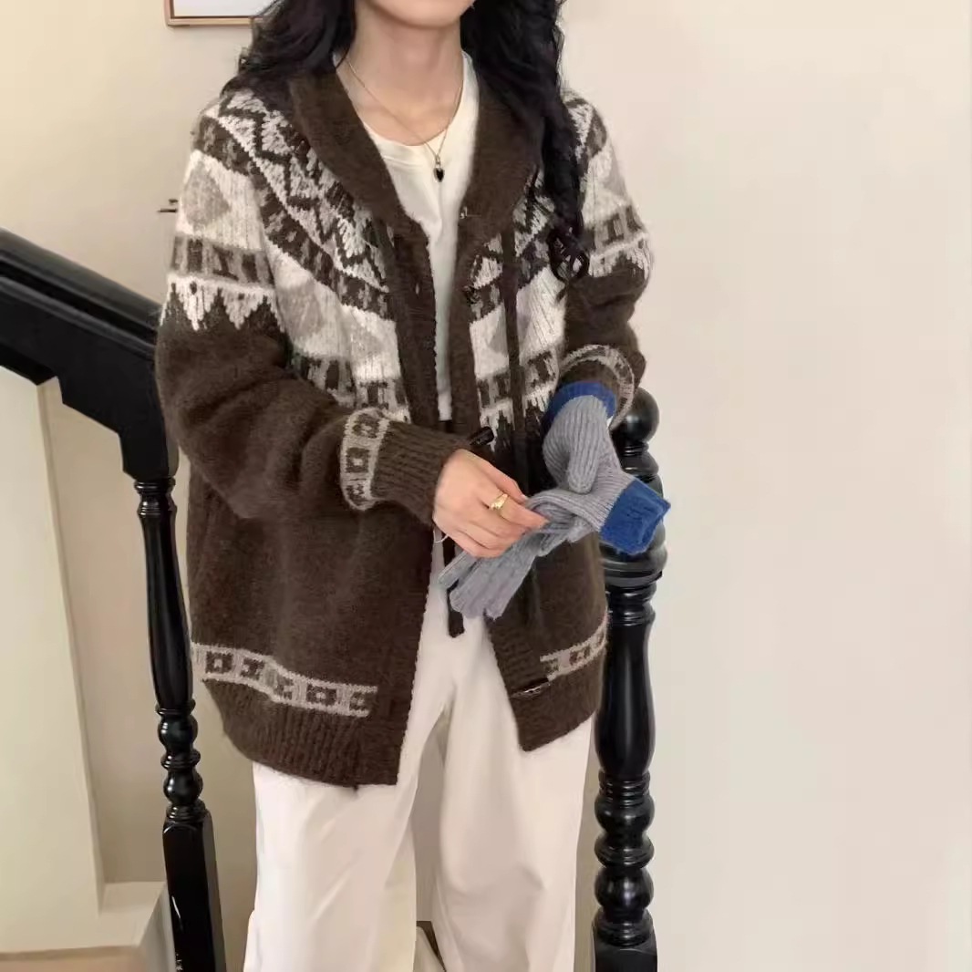 レトロホーンボタンジャガードセーターコートレディース秋冬新作フェアアイルコントラストカラーフード付きニットカーディガンコート厚手