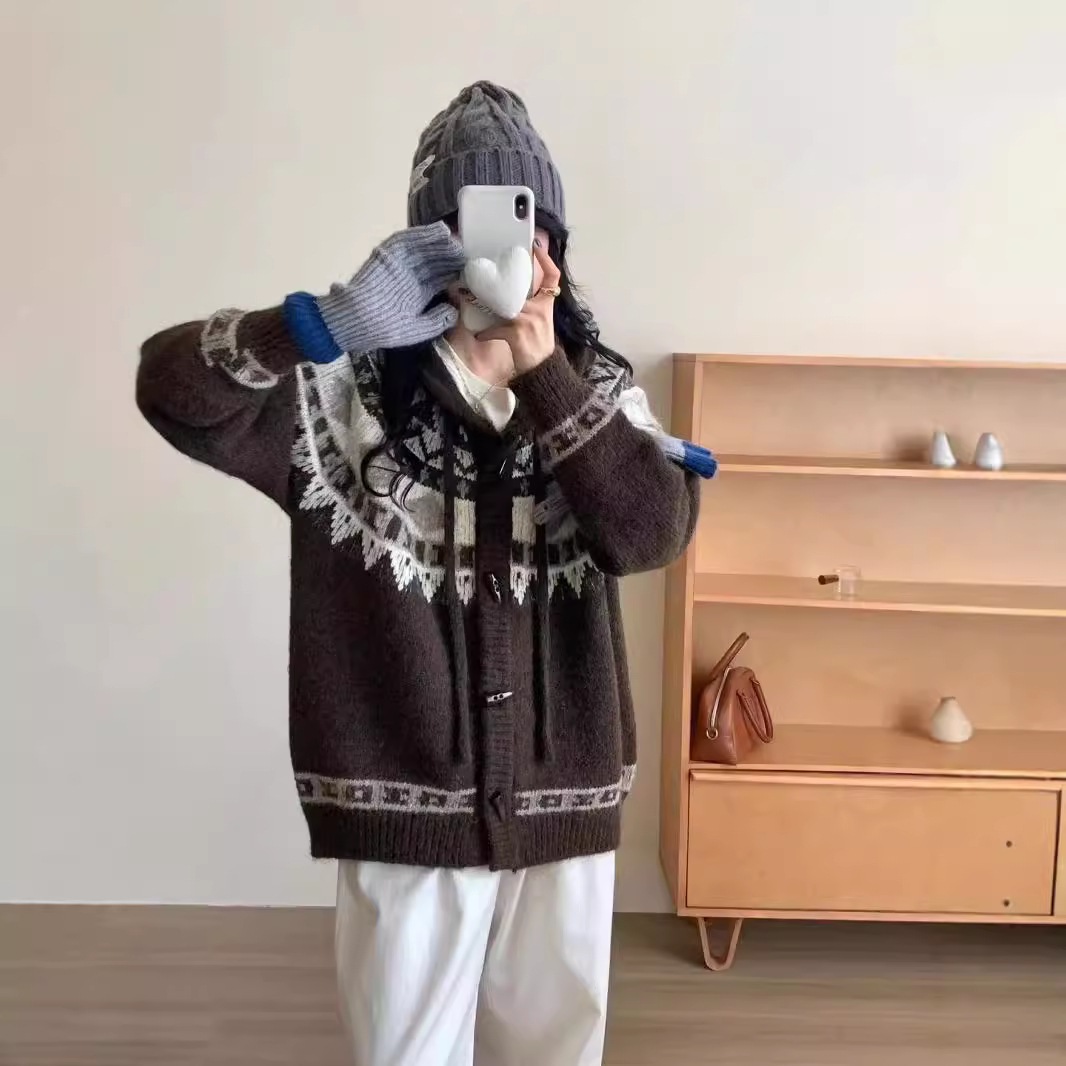 レトロホーンボタンジャガードセーターコートレディース秋冬新作フェアアイルコントラストカラーフード付きニットカーディガンコート厚手