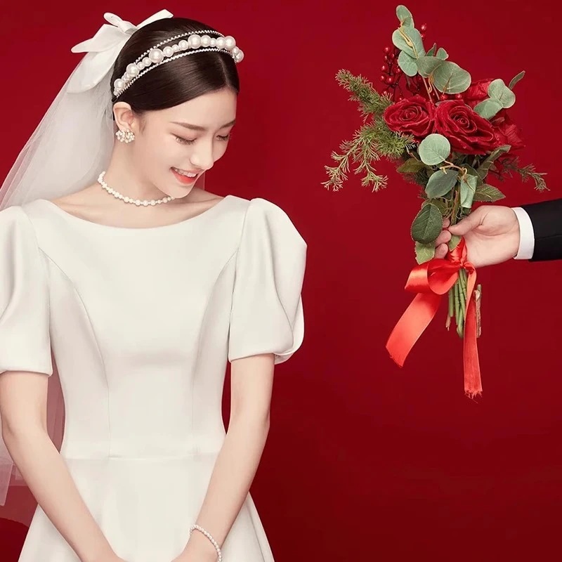 フランス式の軽いウェディングドレスの新型の新婦のシンプルな気質のサテンのヘボンの迎賓の森系の旅行は証明のウェディングドレスを撮影します フランス式の軽いウェディングドレスの新型の新婦のシンプルな気質のサテンのヘボンの迎賓の森系の旅行は証明のウェディングドレスを撮影します