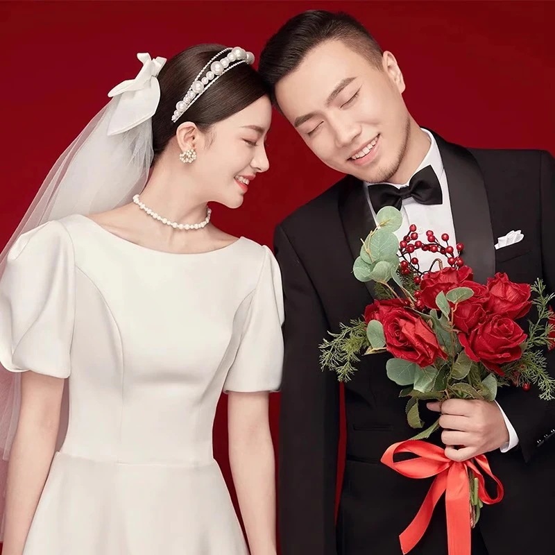 フランス式の軽いウェディングドレスの新型の新婦のシンプルな気質のサテンのヘボンの迎賓の森系の旅行は証明のウェディングドレスを撮影します フランス式の軽いウェディングドレスの新型の新婦のシンプルな気質のサテンのヘボンの迎賓の森系の旅行は証明のウェディングドレスを撮影します