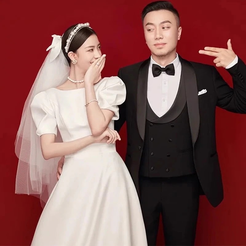 フランス式の軽いウェディングドレスの新型の新婦のシンプルな気質のサテンのヘボンの迎賓の森系の旅行は証明のウェディングドレスを撮影します フランス式の軽いウェディングドレスの新型の新婦のシンプルな気質のサテンのヘボンの迎賓の森系の旅行は証明のウェディングドレスを撮影します