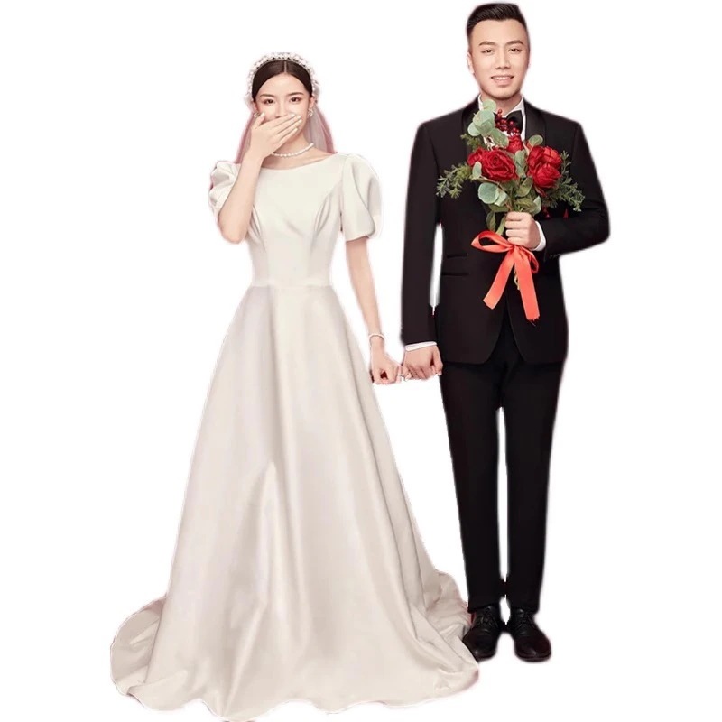 フランス式の軽いウェディングドレスの新型の新婦のシンプルな気質のサテンのヘボンの迎賓の森系の旅行は証明のウェディングドレスを撮影します フランス式の軽いウェディングドレスの新型の新婦のシンプルな気質のサテンのヘボンの迎賓の森系の旅行は証明のウェディングドレスを撮影します