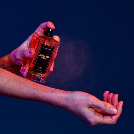 LUSH デスアンドディケイ パフューム　100ml Qoo10] LUSH デス アンド ディケイ パフューム De