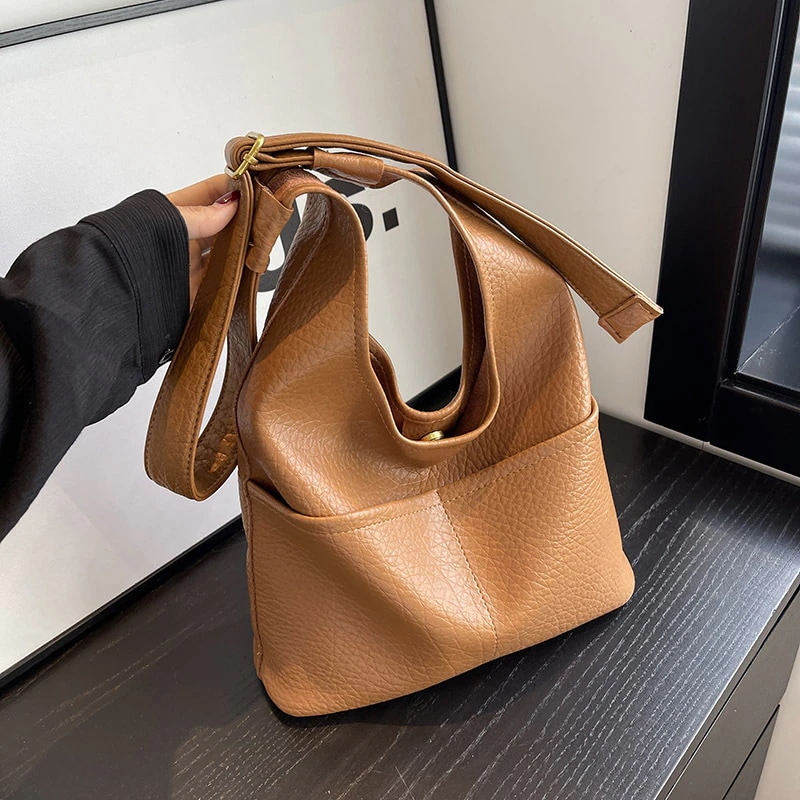 高級感 ニッチデザイン 柔らかい 大容量 ショルダーバッグ おしゃれ 水筒ポーチ 気質 斜め掛けバッグ 脇下バッグ