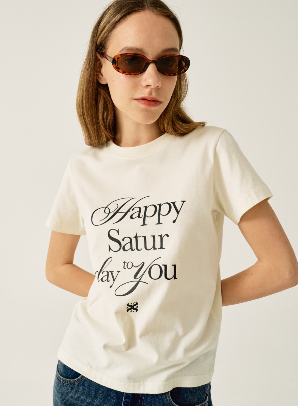[세터] (W) ハッピー サタデー タイポ グラフィック Tシャツ ( Retro Ivory )