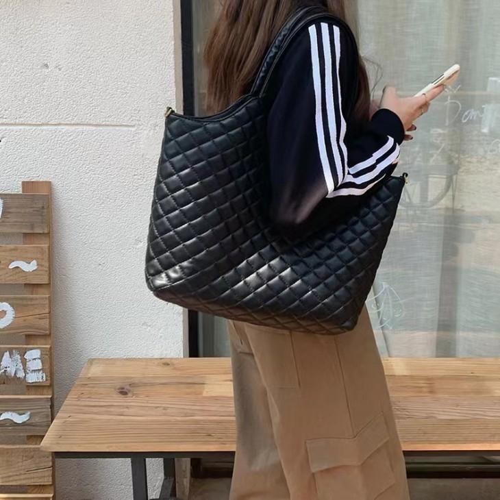 【期間限定】2WAY ショルダーバッグ トート キルティング 大容量 キレイめ 上品 2024秋冬新作【akb409-018】【予約販売:15-20日】宅込 【期間限定】2WAY ショルダーバッグ トート キルティング 大容量 キレイめ 上品 2024秋冬新作【akb409-018】【予約販売:15-20日】宅込