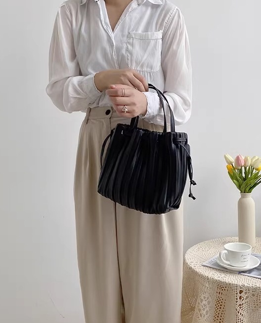 バッグ ショルダー ハンドバッグ 斜めがけ 肩がけ 手持ち 巾着 軽量 レザー 大人可愛い きれいめ シンプル 上品 お洒落 OL 通勤 デート お出かけ 普段使い 白 黒 茶色 バッグ ショルダー ハンドバッグ 斜めがけ 肩がけ 手持ち 巾着 軽量 レザー 大人可愛い きれいめ シンプル 上品 お洒落 OL 通勤 デート お出かけ 普段使い 白 黒 茶色