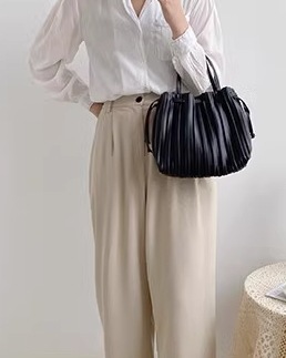 バッグ ショルダー ハンドバッグ 斜めがけ 肩がけ 手持ち 巾着 軽量 レザー 大人可愛い きれいめ シンプル 上品 お洒落 OL 通勤 デート お出かけ 普段使い 白 黒 茶色 バッグ ショルダー ハンドバッグ 斜めがけ 肩がけ 手持ち 巾着 軽量 レザー 大人可愛い きれいめ シンプル 上品 お洒落 OL 通勤 デート お出かけ 普段使い 白 黒 茶色