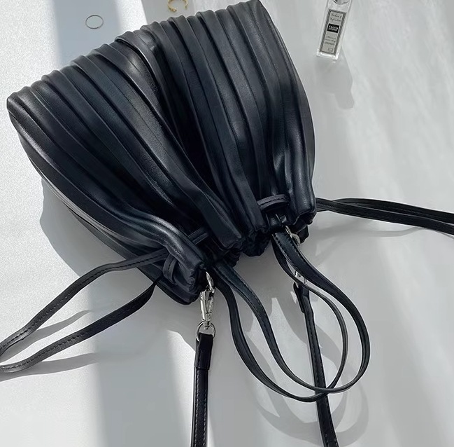 バッグ ショルダー ハンドバッグ 斜めがけ 肩がけ 手持ち 巾着 軽量 レザー 大人可愛い きれいめ シンプル 上品 お洒落 OL 通勤 デート お出かけ 普段使い 白 黒 茶色 バッグ ショルダー ハンドバッグ 斜めがけ 肩がけ 手持ち 巾着 軽量 レザー 大人可愛い きれいめ シンプル 上品 お洒落 OL 通勤 デート お出かけ 普段使い 白 黒 茶色