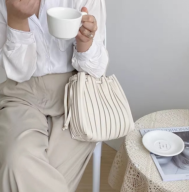 バッグ ショルダー ハンドバッグ 斜めがけ 肩がけ 手持ち 巾着 軽量 レザー 大人可愛い きれいめ シンプル 上品 お洒落 OL 通勤 デート お出かけ 普段使い 白 黒 茶色 バッグ ショルダー ハンドバッグ 斜めがけ 肩がけ 手持ち 巾着 軽量 レザー 大人可愛い きれいめ シンプル 上品 お洒落 OL 通勤 デート お出かけ 普段使い 白 黒 茶色