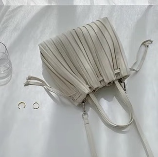 バッグ ショルダー ハンドバッグ 斜めがけ 肩がけ 手持ち 巾着 軽量 レザー 大人可愛い きれいめ シンプル 上品 お洒落 OL 通勤 デート お出かけ 普段使い 白 黒 茶色 バッグ ショルダー ハンドバッグ 斜めがけ 肩がけ 手持ち 巾着 軽量 レザー 大人可愛い きれいめ シンプル 上品 お洒落 OL 通勤 デート お出かけ 普段使い 白 黒 茶色