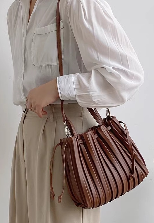 バッグ ショルダー ハンドバッグ 斜めがけ 肩がけ 手持ち 巾着 軽量 レザー 大人可愛い きれいめ シンプル 上品 お洒落 OL 通勤 デート お出かけ 普段使い 白 黒 茶色 バッグ ショルダー ハンドバッグ 斜めがけ 肩がけ 手持ち 巾着 軽量 レザー 大人可愛い きれいめ シンプル 上品 お洒落 OL 通勤 デート お出かけ 普段使い 白 黒 茶色