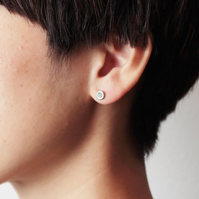 スタンプ サークル スタッドピアス 【ピースマーク】 シルバー925 K18ゴールドポスト VFP-242 スタンプ サークル スタッドピアス 【ピースマーク】 シルバー925 K18ゴールドポスト VFP-242