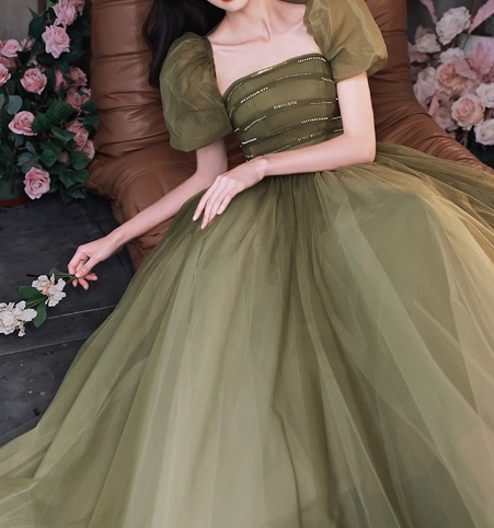 カラードレス グリーン キラキラスパンコール パフスリーブ ロング 揺らめく裾 披露宴 カラードレス グリーン キラキラスパンコール パフスリーブ ロング 揺らめく裾 披露宴