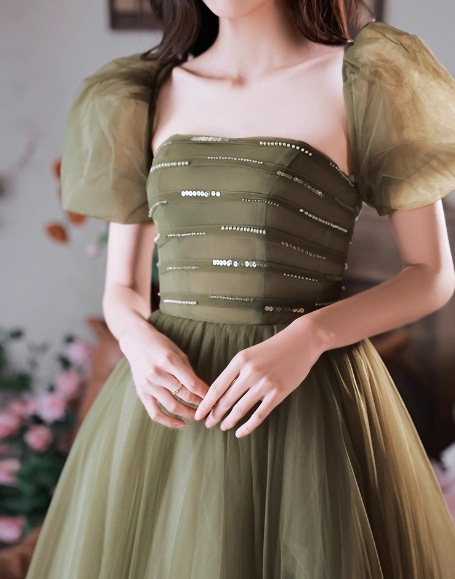 カラードレス グリーン キラキラスパンコール パフスリーブ ロング 揺らめく裾 披露宴 カラードレス グリーン キラキラスパンコール パフスリーブ ロング 揺らめく裾 披露宴