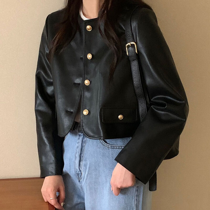 アウター ジャケット レザージャケット 長袖 ラウンドネック 前開き ボタン ショート丈 かわいい 大人可愛い きれいめ シンプル 上品 おしゃれ かっこいい カジュアル レトロ こなれ感 個性的