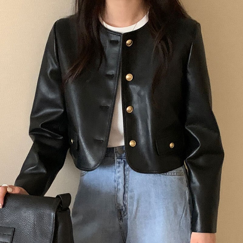 アウター ジャケット レザージャケット 長袖 ラウンドネック 前開き ボタン ショート丈 かわいい 大人可愛い きれいめ シンプル 上品 おしゃれ かっこいい カジュアル レトロ こなれ感 個性的