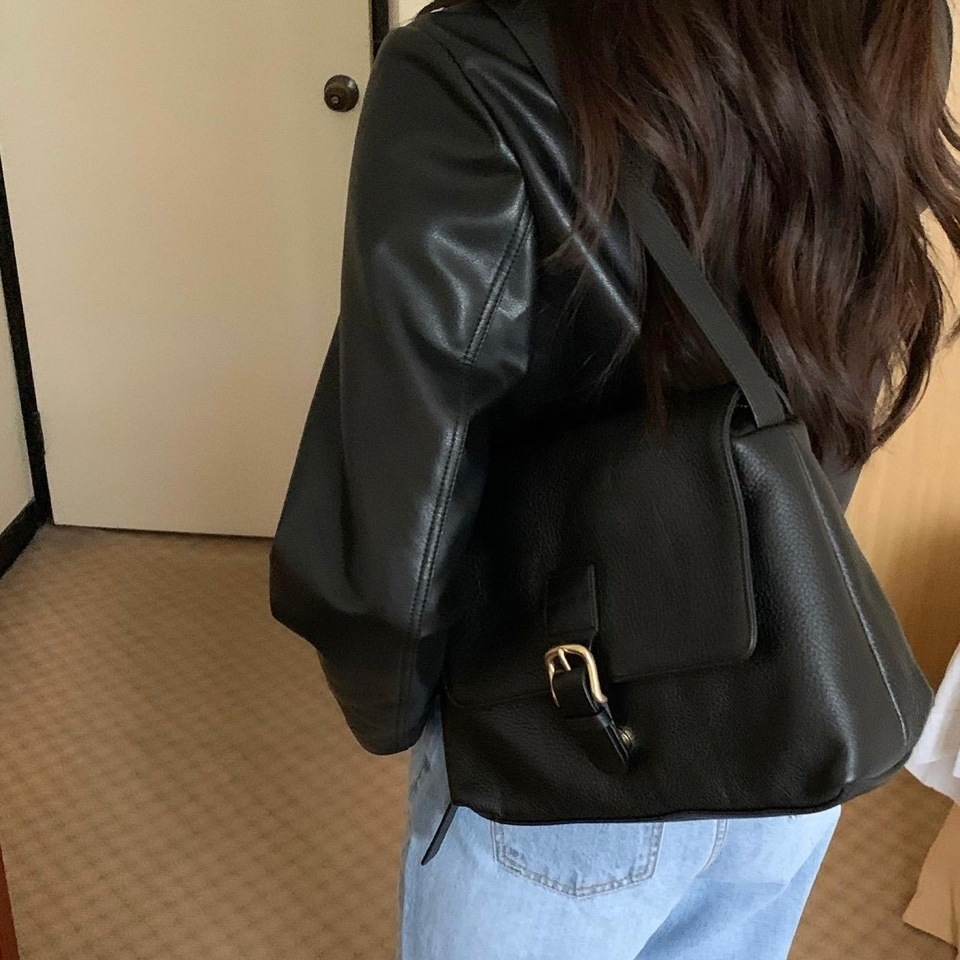 アウター ジャケット レザージャケット 長袖 ラウンドネック 前開き ボタン ショート丈 かわいい 大人可愛い きれいめ シンプル 上品 おしゃれ かっこいい カジュアル レトロ こなれ感 個性的