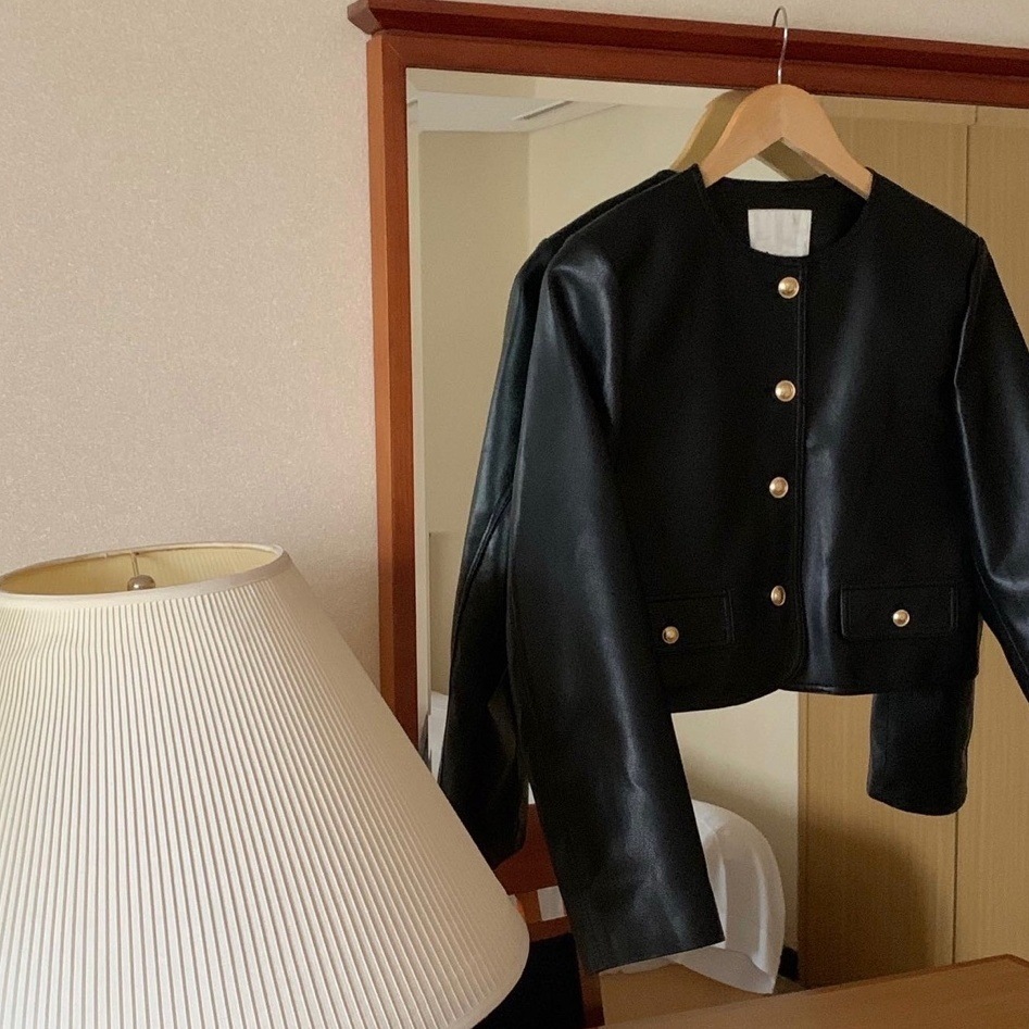 アウター ジャケット レザージャケット 長袖 ラウンドネック 前開き ボタン ショート丈 かわいい 大人可愛い きれいめ シンプル 上品 おしゃれ かっこいい カジュアル レトロ こなれ感 個性的