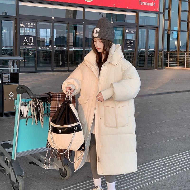 綿服の女性は膝を越えて長い2024冬の新型韓国版の厚いコートと帽子の大きなポケットの綿服の女性の綿入れが湿っている