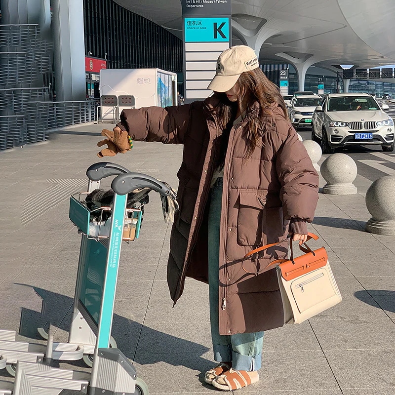 綿服の女性は膝を越えて長い2024冬の新型韓国版の厚いコートと帽子の大きなポケットの綿服の女性の綿入れが湿っている